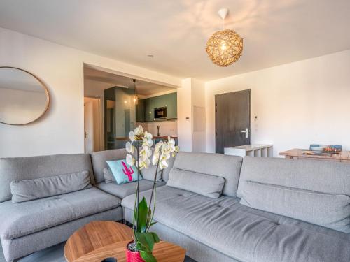 un salon avec un canapé et une table dans l'établissement Apartment Les Lauriers by Interhome, à Lacanau-Océan