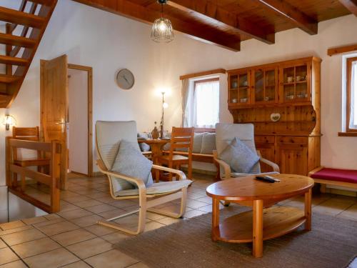 uma sala de estar com cadeiras e uma mesa em Holiday Home Casa Simano by Interhome em Leontica
