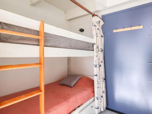 Ce lit superposé se trouve dans un dortoir avec une échelle. dans l'établissement Apartment Le Florid-11 by Interhome, au Cap d'Agde