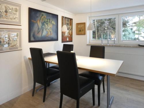 a dining room with a table and chairs at Holiday Home Grenzenlos by Interhome in Bad Brambach