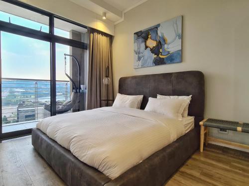 プレトリアにあるLuxurious Menlyn Maine 1 Bedroom on 12th Floor with Stunning Views & No Load Sheddingのベッドルーム1室(大きなベッド1台、大きな窓付)