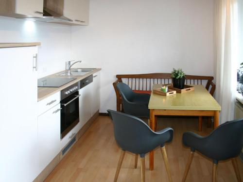 eine Küche und ein Esszimmer mit einem Tisch und Stühlen in der Unterkunft Holiday Home Andrea by Interhome in Hausen