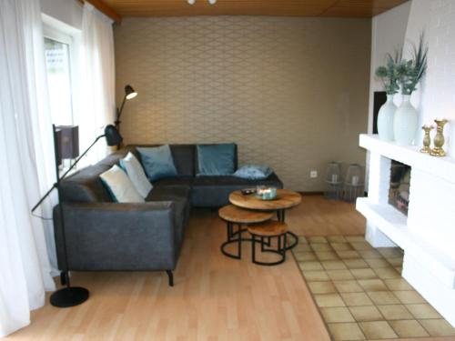 - un salon avec un canapé et une table dans l'établissement Holiday Home Andrea by Interhome, à Hausen