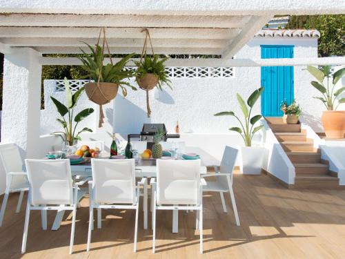 een eetkamer met een tafel en stoelen op een patio bij Holiday Home Mediterraneo by Interhome in Almuñécar