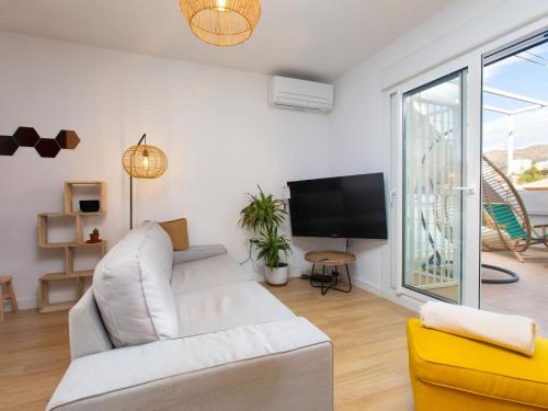 Televízia a/alebo spoločenská miestnosť v ubytovaní Apartment Constitución Square by Interhome