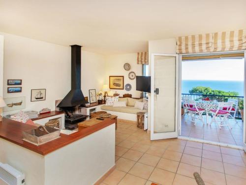 Il comprend une cuisine et un salon offrant une vue sur l'océan. dans l'établissement Apartment Chelo by Interhome, à Calella de Palafrugell