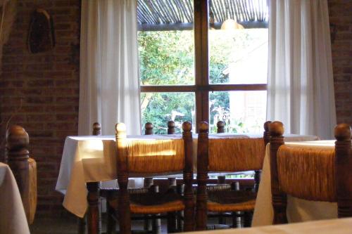 una mesa y sillas frente a una ventana en Hotel Las Termas, en Bernardo Larroudé