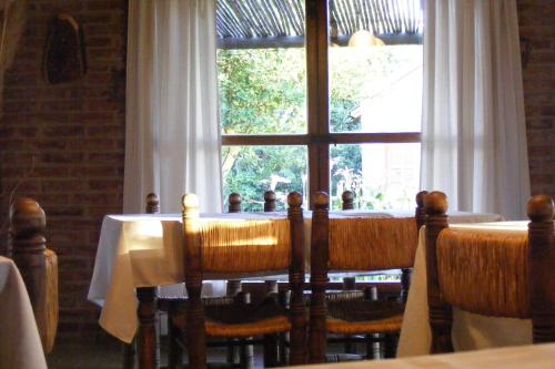 una mesa y sillas frente a una ventana en Hotel Las Termas en Bernardo Larroudé