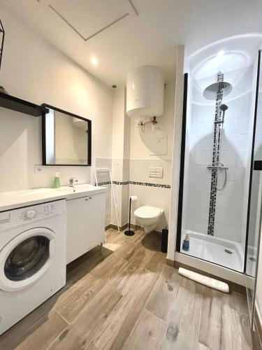 La salle de bains est pourvue d'un lave-linge et d'une douche. dans l'établissement La note dorée, à Vichy