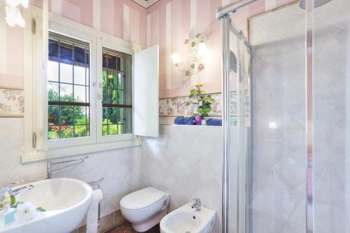 Koupelna v ubytování Luxury Villa in Tuscany with Pool near Pisa and Florence - Sixe Bedrooms 12 pl