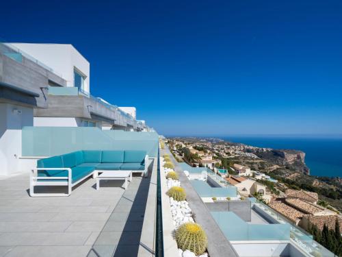 vistas al océano desde el balcón de una casa en Apartment Blue Infinity by Interhome, en Benitachell
