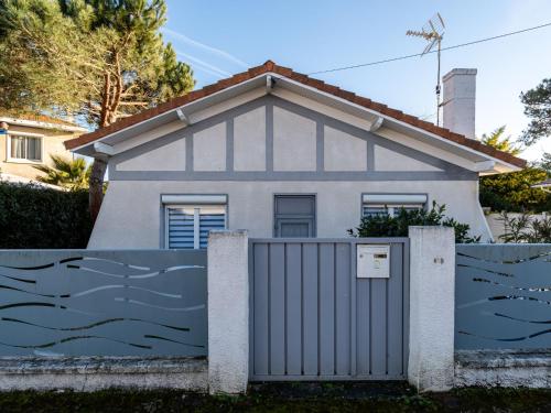 une maison avec une clôture devant dans l'établissement Holiday Home La Petite Doussy by Interhome, à Arcachon