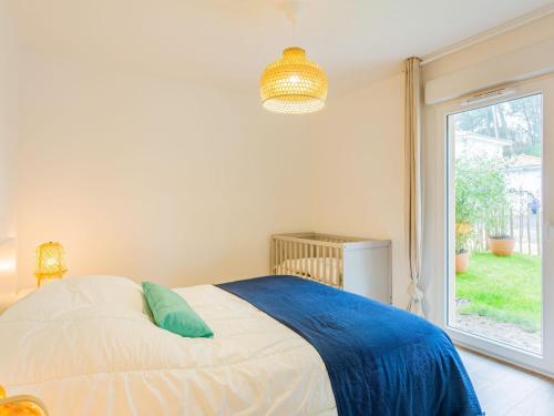 une chambre avec un lit et une grande fenêtre dans l'établissement Apartment Dune Blanche-2 by Interhome, à Seignosse