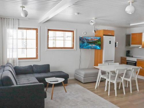 ein Wohnzimmer mit Sofa und Tisch in der Unterkunft Holiday Home Alppikylä 4b paritalo by Interhome in Hyrynsalmi
