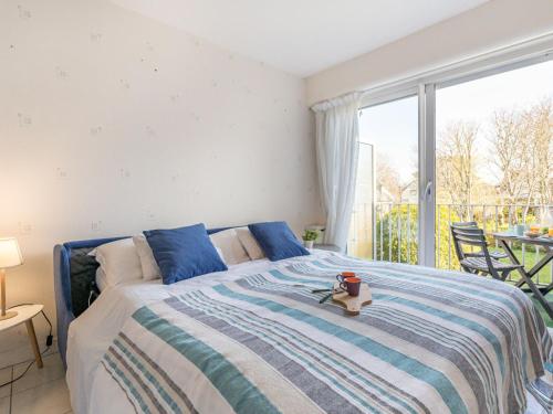 une chambre avec un lit avec un ours en peluche dessus dans l'établissement Apartment Les Ecureuils by Interhome, à Carnac