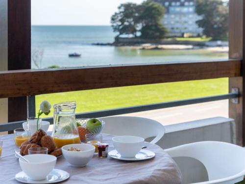 - une table avec petit-déjeuner et une vue sur l'océan dans l'établissement Studio MEN DU-3 by Interhome, à Carnac