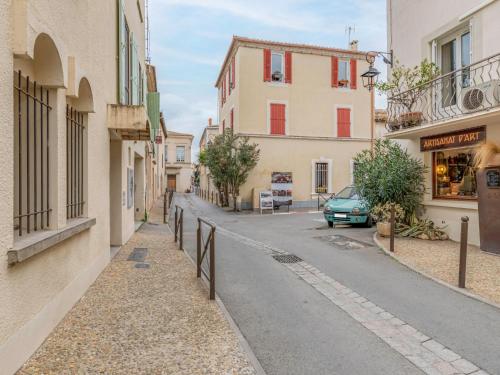 une rue dans une ville avec des bâtiments et une voiture dans l'établissement Holiday Home La Maison Theaulon by Interhome, à Aigues-Mortes
