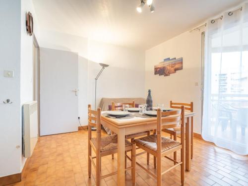 une salle à manger avec une table et des chaises dans l'établissement Apartment Les Balcons de la Plage-5 by Interhome, à Canet
