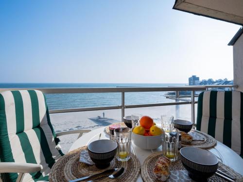 une table avec une assiette de nourriture sur un balcon dans l'établissement Apartment Morgane by Interhome, à Saint-Pierre-Quiberon