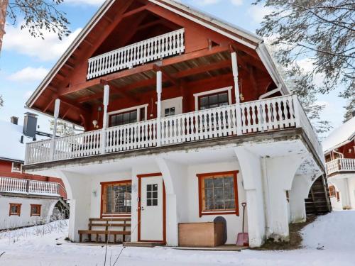 HyrynsalmiにあるHoliday Home Alppikylä 8b paritalo by Interhomeの雪の中の葺き屋根の家