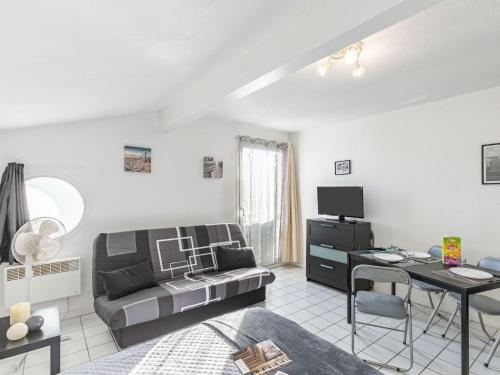 un salon avec un canapé et une table dans l'établissement Holiday Home Rés de la paix by Interhome, à Mimizan