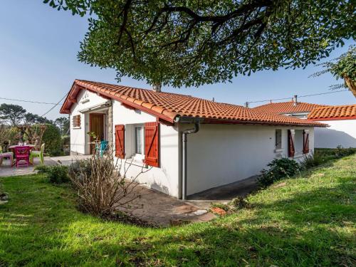 ein kleines weißes Haus mit einem roten Dach in der Unterkunft Holiday Home Milady by Interhome in Biarritz