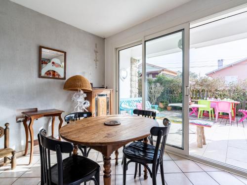une salle à manger avec une table et des chaises en bois dans l'établissement Holiday Home Milady by Interhome, à Biarritz
