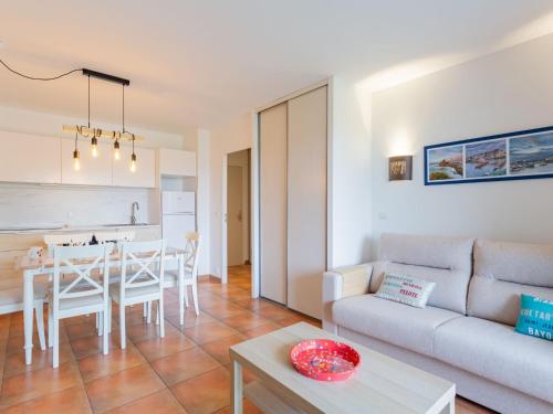聖讓－德呂茲的住宿－Apartment Domaine Iratzia by Interhome，客厅配有沙发和桌子