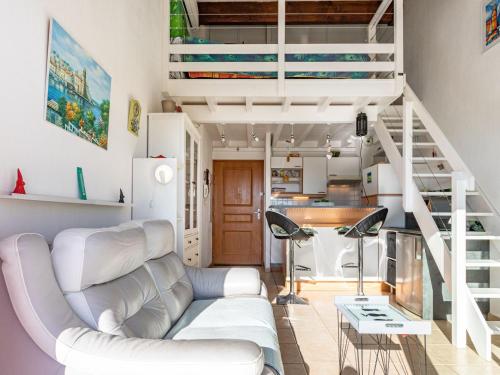d'un salon avec un mobilier blanc et un escalier en colimaçon. dans l'établissement Apartment Les Reflets-3 by Interhome, à Saint-Cyprien