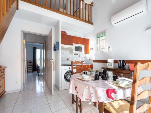 Il comprend une cuisine et une salle à manger avec une table. dans l'établissement Holiday Home Mas de l'Ile by Interhome, au Barcarès