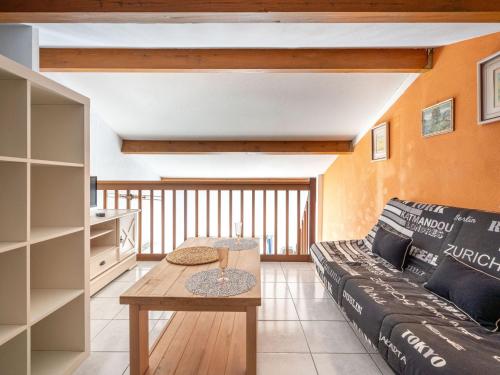 un salon avec un canapé et une table dans l'établissement Holiday Home Mas de l'Ile by Interhome, au Barcarès
