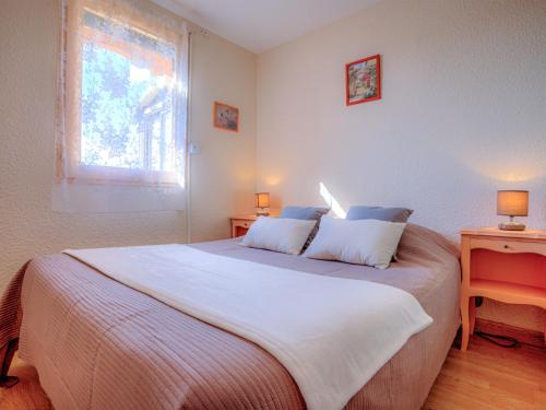 une chambre avec un grand lit et une fenêtre dans l'établissement Apartment Les Mas de La Mer-10 by Interhome, à Saint Cyprien Plage