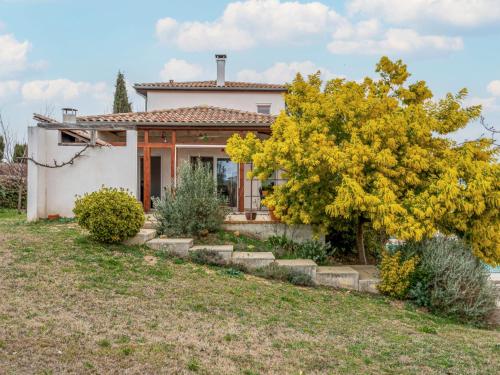 une maison avec un arbre jaune devant elle dans l'établissement Villa Akwaba by Interhome, à Alignan-du-Vent