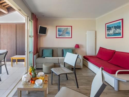 un salon avec un canapé et une table dans l'établissement Apartment Le Hameau - M1 216 by Interhome, à Agay