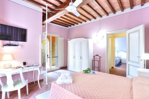 Postel nebo postele na pokoji v ubytování Luxury Villa in Tuscany with Pool near Pisa and Florence - Eight Bedrooms 14 pl