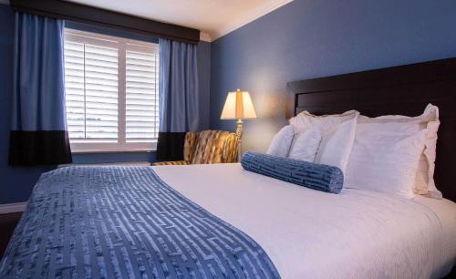 Ένα ή περισσότερα κρεβάτια σε δωμάτιο στο Regency Inn in Los Angeles