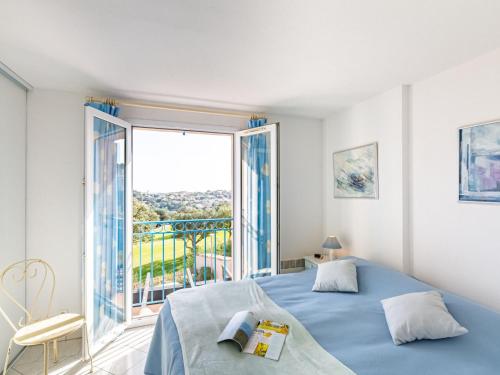 une chambre avec un lit et une grande fenêtre dans l'établissement Holiday Home Les Maisons du Golf-1 by Interhome, à Sainte-Maxime