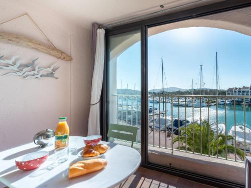 - une table avec du pain et une vue sur le port de plaisance dans l'établissement Apartment Les Cascadelles-13 by Interhome, à Cogolin
