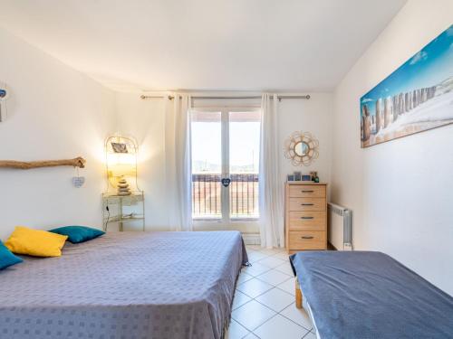 une chambre avec deux lits et une fenêtre dans l'établissement Apartment Les Cascadelles-13 by Interhome, à Cogolin