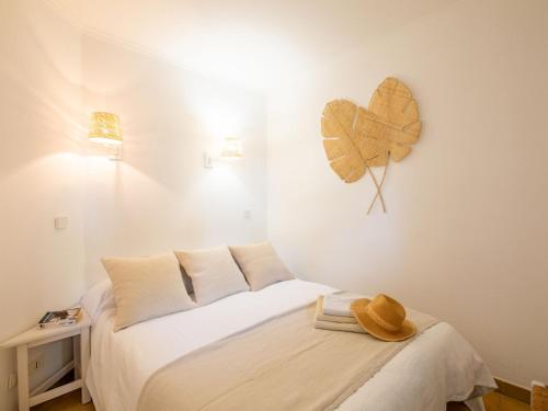 - une chambre avec un lit doté d'une horloge cardiaque sur le mur dans l'établissement Apartment Les Rivages des Issambres-7 by Interhome, aux Issambres