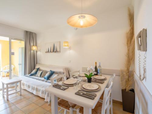 une salle à manger avec une table et un lit dans l'établissement Apartment Les Rivages des Issambres-7 by Interhome, aux Issambres