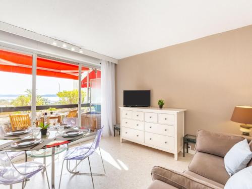 un salon avec une table, des chaises et une télévision dans l'établissement Apartment Le Grand Large-4 by Interhome, à Sainte-Maxime