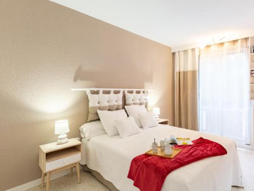 - une chambre avec un grand lit blanc et une couverture rouge dans l'établissement Apartment Le Grand Large-4 by Interhome, à Sainte-Maxime