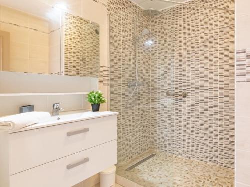 une salle de bain avec un lavabo et une douche en verre dans l'établissement Apartment Le Grand Large-4 by Interhome, à Sainte-Maxime