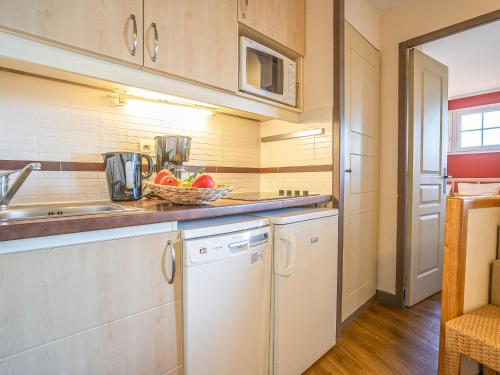 une cuisine avec un évier et un lave-vaisselle dans l'établissement Apartment Le Belvédère - D4 256 by Interhome, à Agay