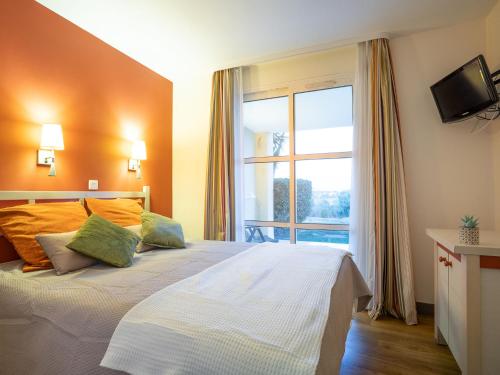 une chambre avec un grand lit avec une grande fenêtre dans l'établissement Apartment Le Belvédère - V2 013 by Interhome, à Agay