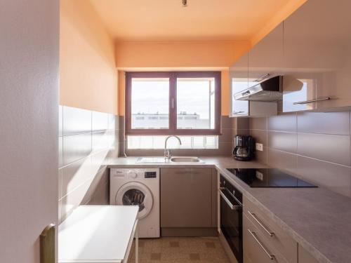 uma cozinha com uma máquina de lavar roupa e um lavatório em Studio Le Grand Large-2 by Interhome em Le Lavandou