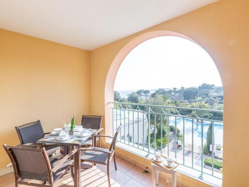 Rõdu või terrass majutusasutuses Apartment Les Calanques Spa Thalassothérapie-5 by Interhome