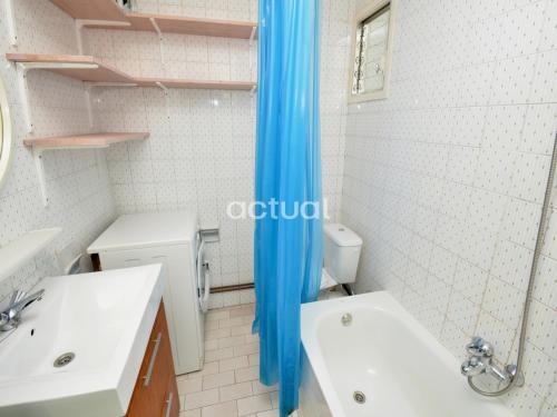 baño con 2 lavabos y cortina de ducha en Elypalace 9-5, en Platja d'Aro