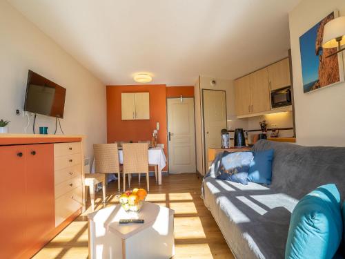 un salon avec un canapé et une cuisine dans l'établissement Apartment L'Esquinade - J4 332 by Interhome, à Agay